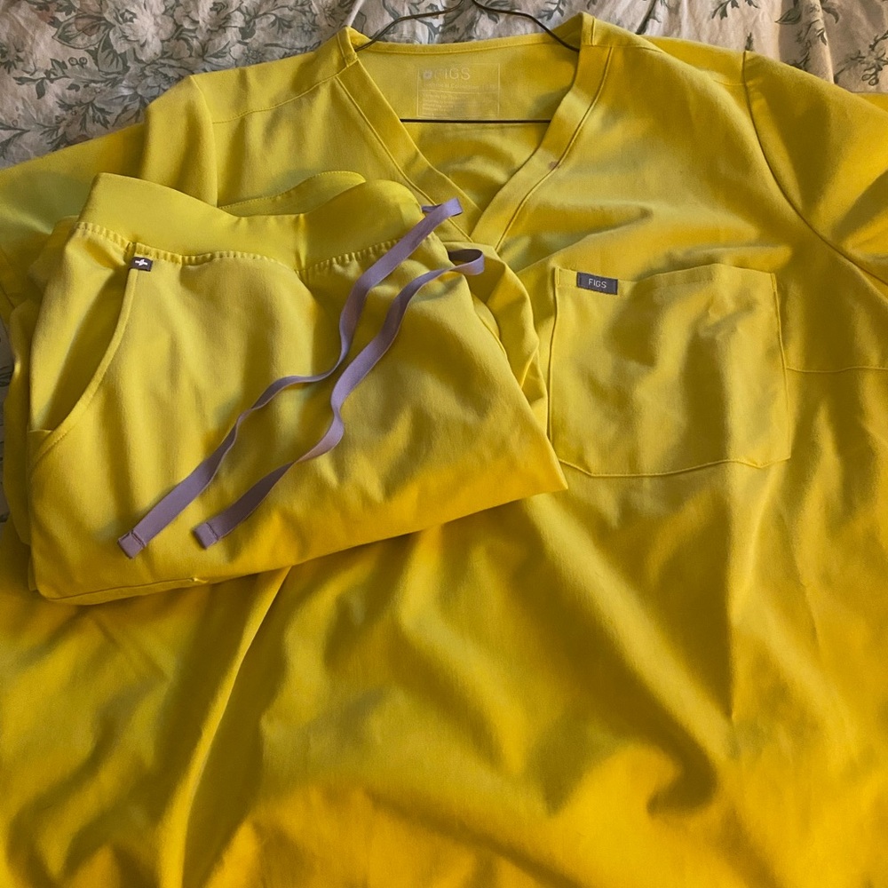 Figs Sunshine Yellow Scrub Ensemble
